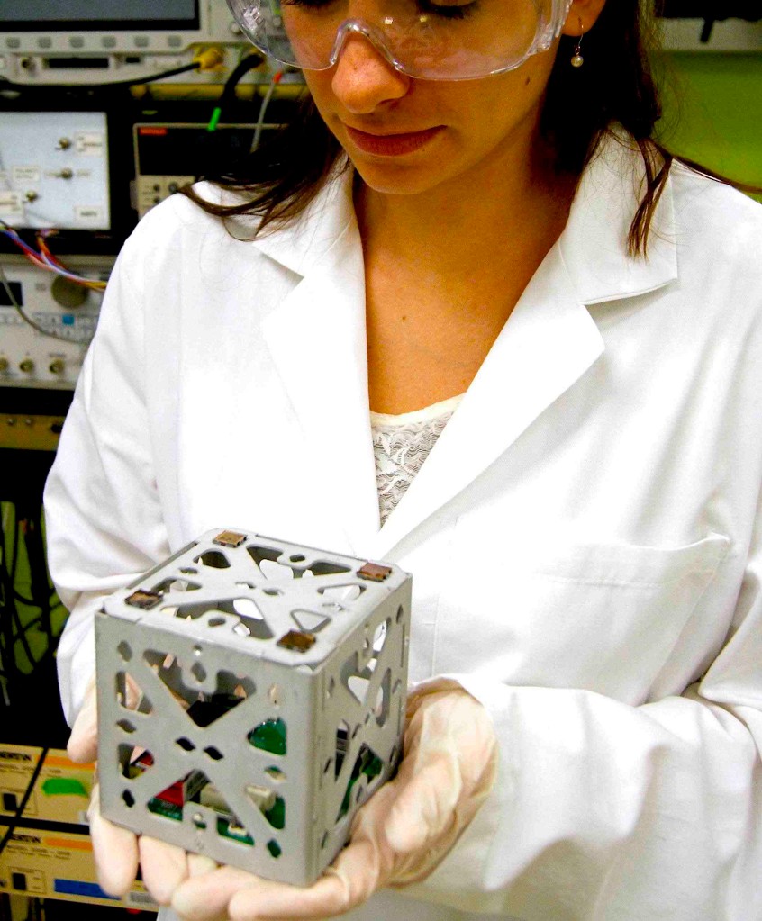 Для понимания размеров: типичный наносателлит (формата CubeSat) в руках у сотрудницы MIT.