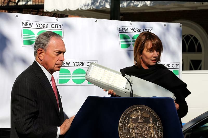 Мэр Нью-Йорка Майкл Блумберг и образчик светодиодного фонаря, которыми скоро будут освещены все улицы «Большого яблока».