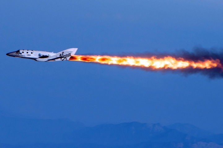 Полёт SpaceShipTwo на реактивной тяге собственного двигателя (фото: Mark Greenberg/AP Photo/Virgin Galactic)