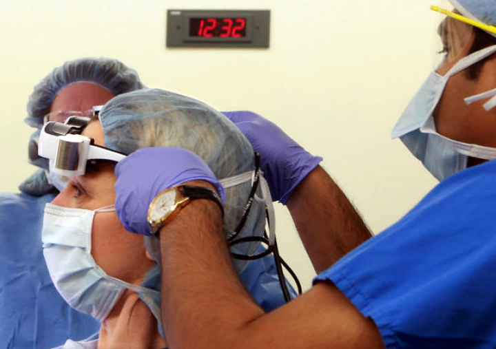 Хирург-онколог Джули Маргенталер готовится к операции (фото: qctimes.com)