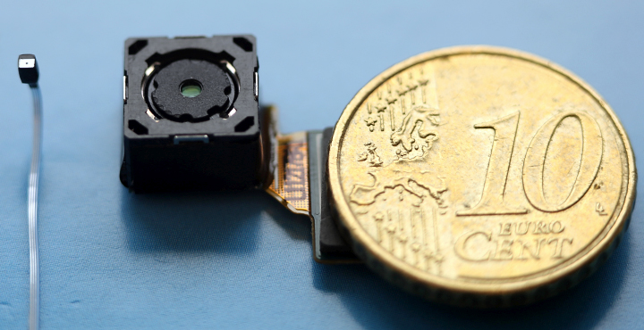 Слева направо: безлинзовая камера Rambus, модуль pinhole камеры и десять евроцентов (фото: chip.de).