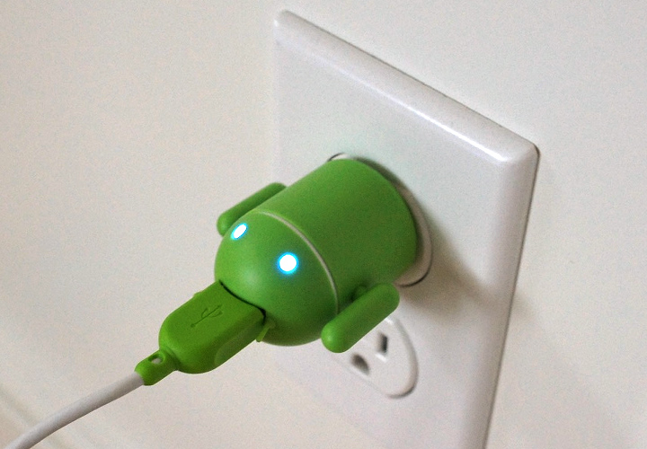 Зарядка - обычное состояние гаджетов с ОС Android, но любим мы их не за это (фото: droid-life.com).