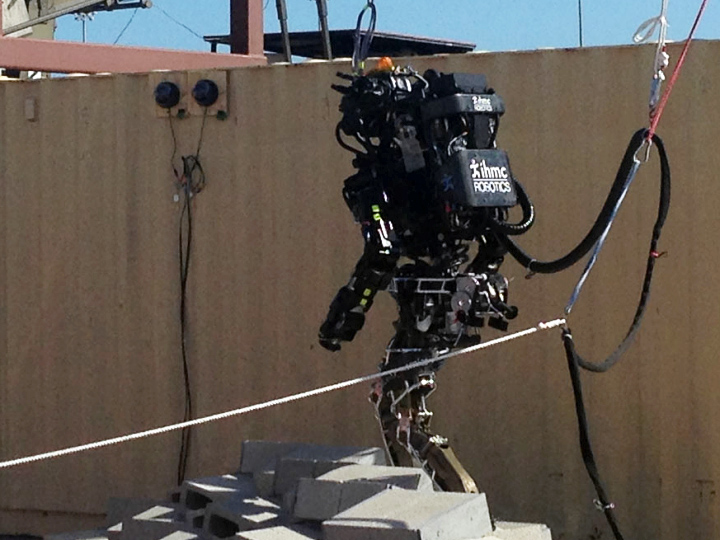 Робот Atlas компании Boston Dynamics во время испытаний в ходе DARPA Robotics Challenge (фото: m.technologyreview.com).