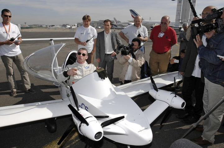 Одноместный самолёт Cri-Cri с парой электродвигателей (фото: latimes.com).