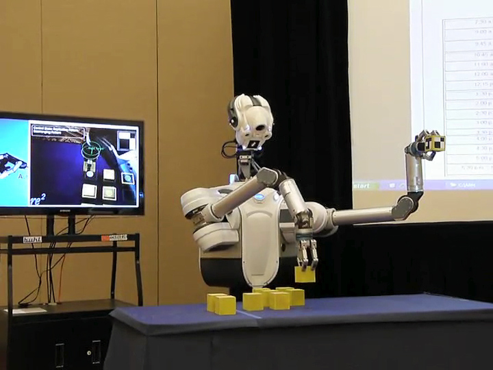 Аккуратный робот Justin с трёхпалым манипулятором компании SRI International (фото: plasticpals.com).