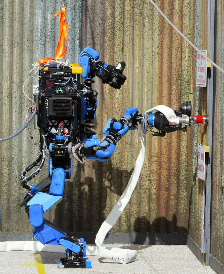 Робот Shaft в роли пожарного на конкурсе DARPA RC (фото: spectrum.ieee.org).