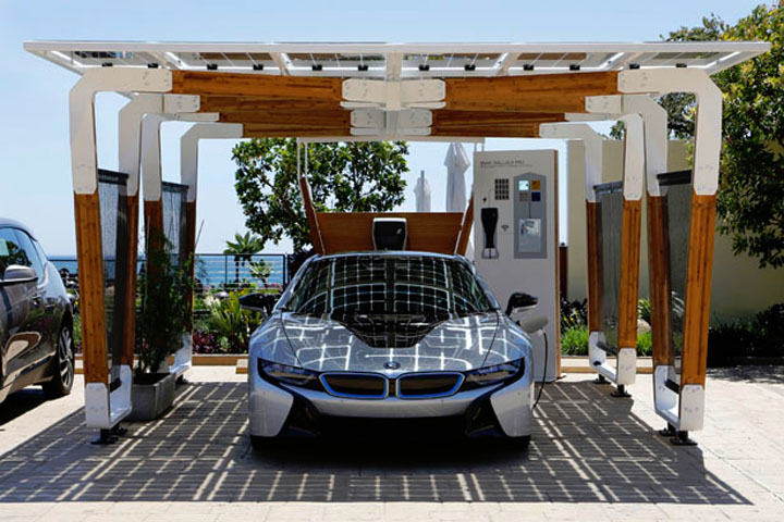 BMW разработала технологический навес для подзарядки электромобилей