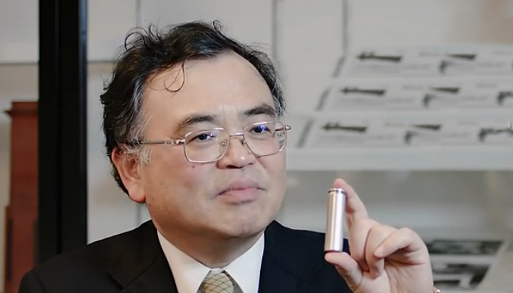 Профессор кафедры прикладной химии Университета Кюсю Тацумэ Исихара держит в руках прототип "двойного углеродного" аккумулятора типоразмера 18650 (фото: powerjapanplus.com).