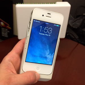 Прототип WattUp заряжает iPhone без проводов (фото: technologyreview.com).