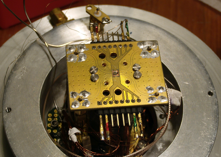 Один из чипов, использованных для квантовой телепортации. Кристалл алмаза находится точно посередине и содержит регистр квантовых битов (фото: tudelft.nl). 