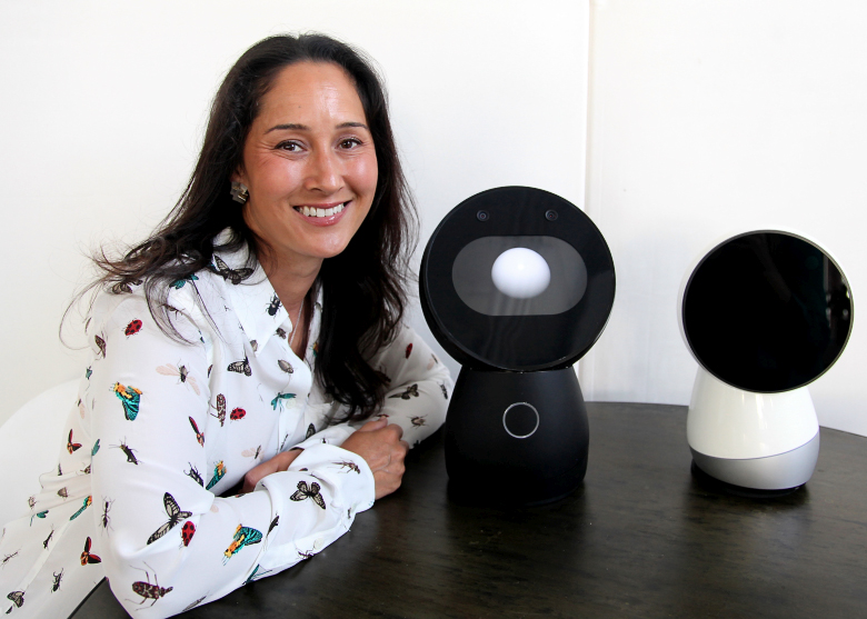 Доктор Синтия Брезел и прототипы робота Jibo (фото: gigaom.com).