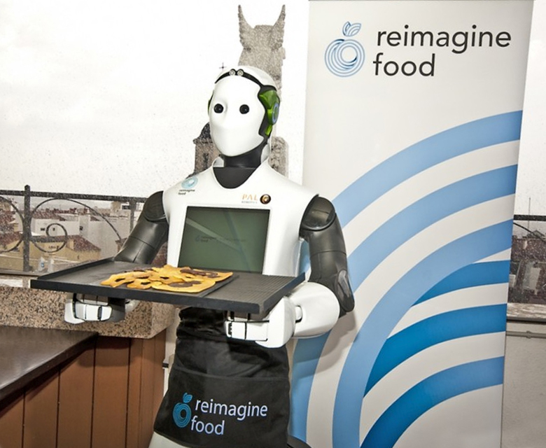 Робот-официант REEM (фото: gizmag.com).