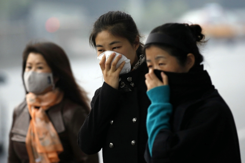 Жители Пекина задыхаются от смога (фото: scmp.com).