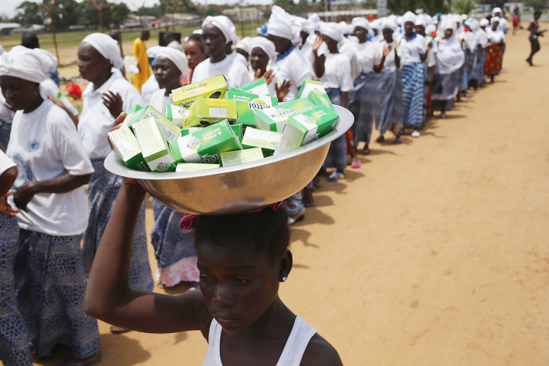 Доставка лекарств для больных геморрагической лихорадкой Эбола в Либерии (фото: John Moore/Getty Images).