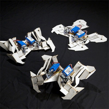 Стадии самосборки робота - вид сверху (фото: mit.edu).