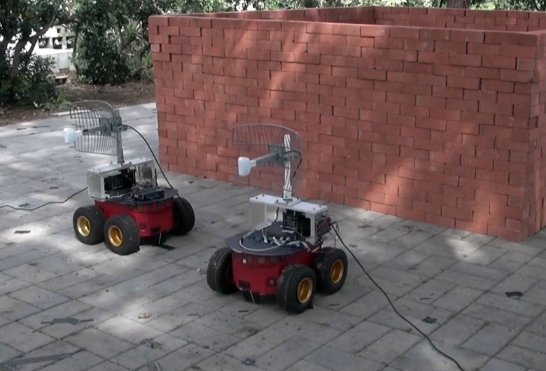 Пара роботов сканирует пространство за кирпичной стеной с помощью Wi-Fi (фото: ucsb.edu).