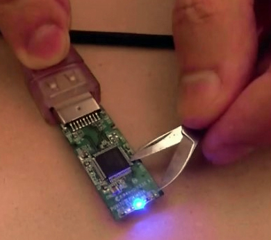 Перевод USB-Flash в служебный режим замыканием контактов (фото: wired.com).