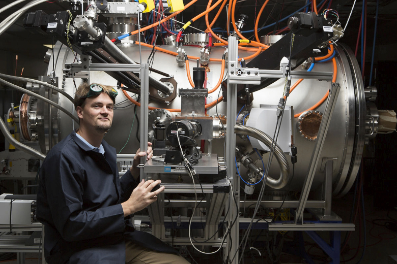 Том МакГуайр рядом с прототипом реактора T4 (фото:  Eric Schulzinger  / Lockheed Martin).