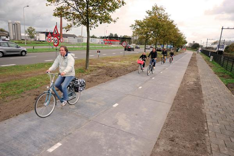 В Нидерландах строят велодорожку из солнечных батарей