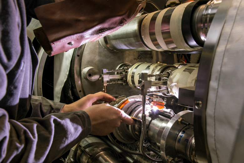 Сварка цепей дипольных магнитов (фото:  Maximilien Brice / CERN).
