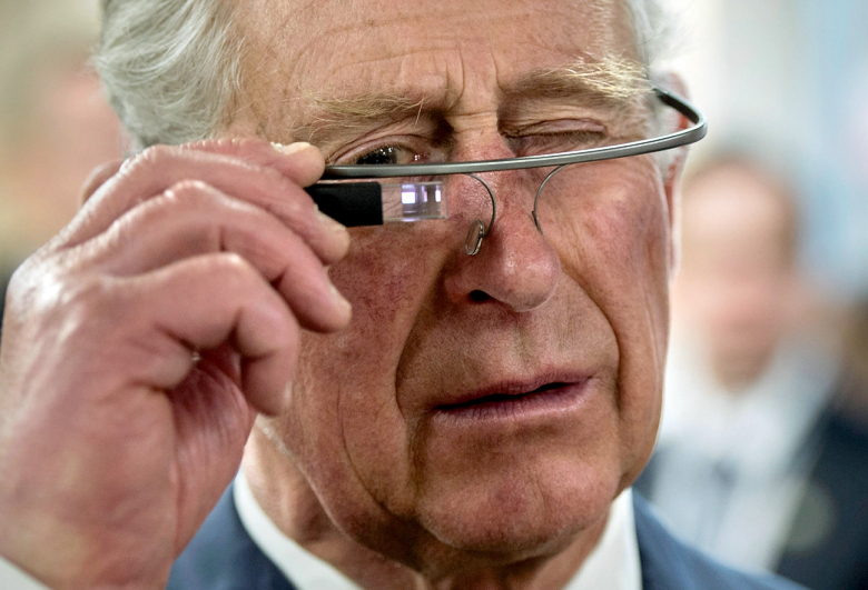 Чарльз, принц Уэльский в тестовой версии очков Google Glass (фото: Paul Chiasson / The Canadian Press, via Associated Press).