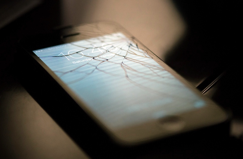 Corning Phire защитит экран смартфона почти от любых механических повреждений (фото: dailydot.com).