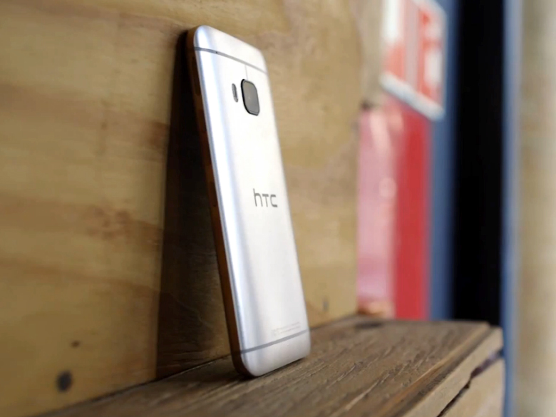 HTC One M9: защитное стекло объектива выступает из корпуса (фото: theverge.com).