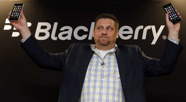Рон Лоукс демонстрирует BlackBerry Leap на MWC 2015.