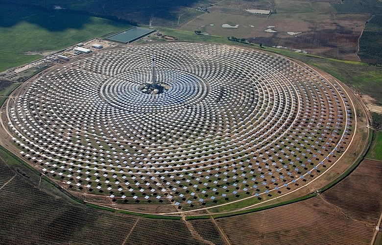 Солнечная электростанция Gemasolar вблизи Севильи (фото: swns.com).
