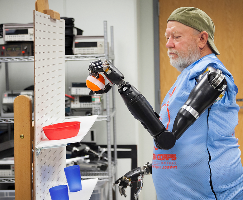 Ле Боуг (Les Baugh) потерял в аварии обе руки, а теперь управляет двумя роботизированными благодаря специалистам из университета Джона Хопкинса (фото: jhuapl.edu).