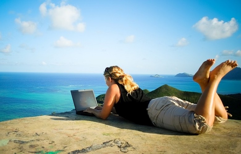 Зачем сидеть в офисе и мечтать о пляже, когда можно сочетать? (фото: urbantimes.co).
