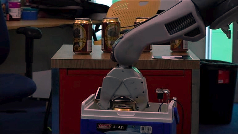 Загрузка заказа в корзину робота-официанта (фото: MIT).