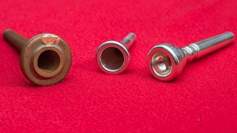 Сравнение напечатанной реплики "наконечника копья" (слева) с мундштуками современной трубы и валторны (фото: Stuart Hay, ANU).