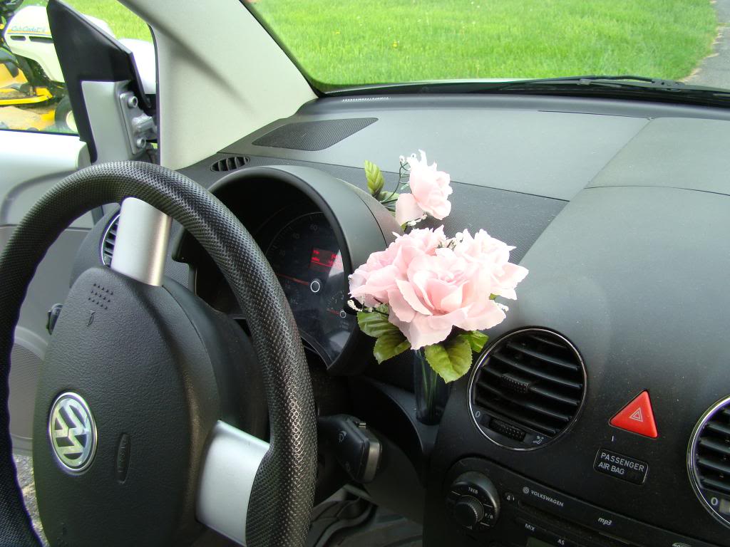 Чтобы подчеркнуть «чистоту» своих автомобилей, VW даже оборудовала на приборной панели некоторых из них место для вазочки с цветами.