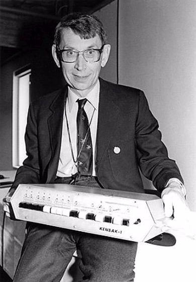 Джон Бланкенбейкер с компьютером Kenbak-1 (фото: Auction Team Breker).