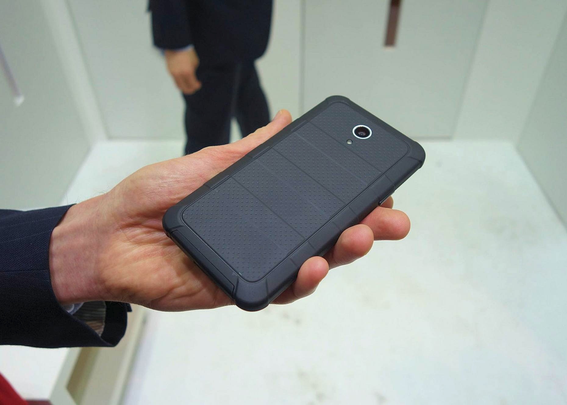 Пылевлагозащищённый ударопрочный корпус смартфона Kyocera (фото: David Nield/Gizmag).