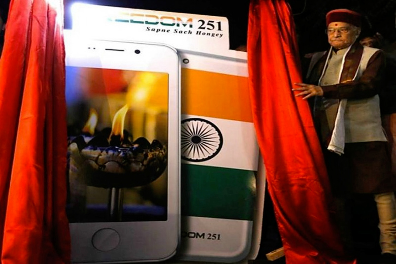Мурли Манохар Джоши старается не касаться рекламы Freedom 251 (фото: indiatimes.in).