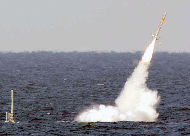 Пуск ракеты с HMS Artful (фото: Indian Defense News).