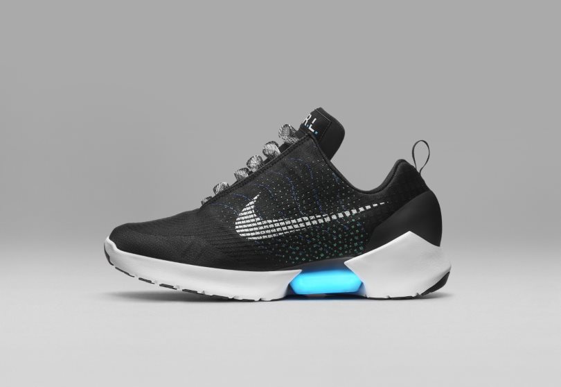 Nike представила кроссовки с автоматической шнуровкой
