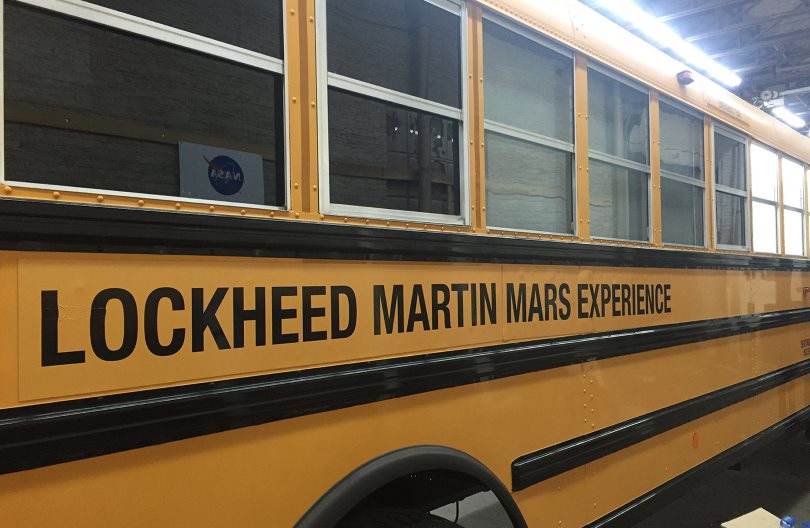 Популяризация космоса: дети "прокатились" по Марсу на школьном автобусе
