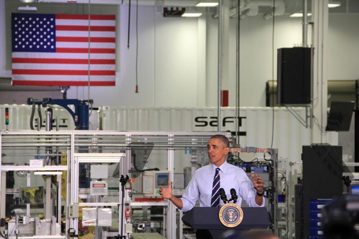 Новый завод  аккумуляторов Saft America – роботы вкалывают, а человек несчастлив… И большой американский флаг ситуации не изменит!