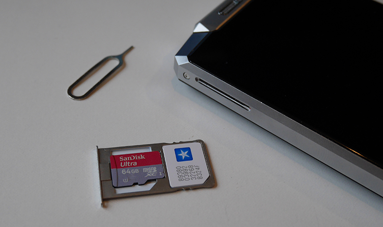 Слотов всего два, то есть один – комбинированный: или MicroSD, или вторая «симка»