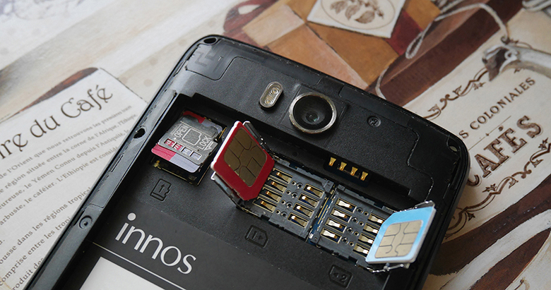 У innos D6000 – три честных слота: один под MicroSD и два – под SIM-карты