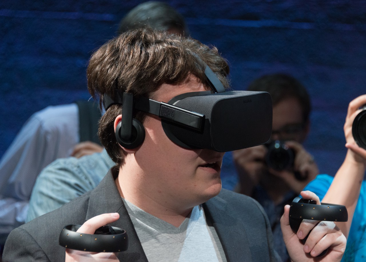 Интересно, что Палмер Лаки (здесь он запечатлён с VR-манипулятором, который Oculus готовит к старту) на словах и сегодня ещё держится принципа: популяризация VR важнее быстрой прибыли. Но практически Oculus идёт уже другой дорогой...
