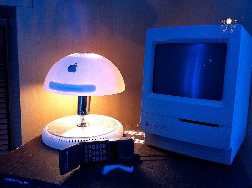 Художественная переработка старой электроники, наподобие представленного здесь iMac G4, тоже вариант увеличения стоимости. Но можно ли поставить его на поток?