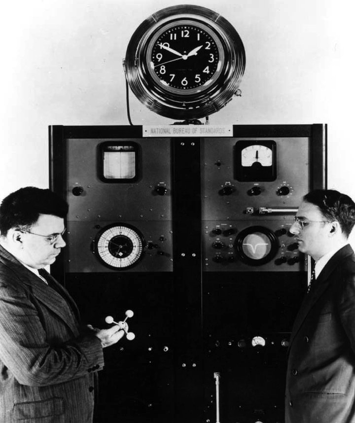 Директор Национального бюро стандартов доктор Эдвард Кондон (Edward Condon) и доктор Гарольд Лайонс (справа) в 1949 году (фото: nist.gov)