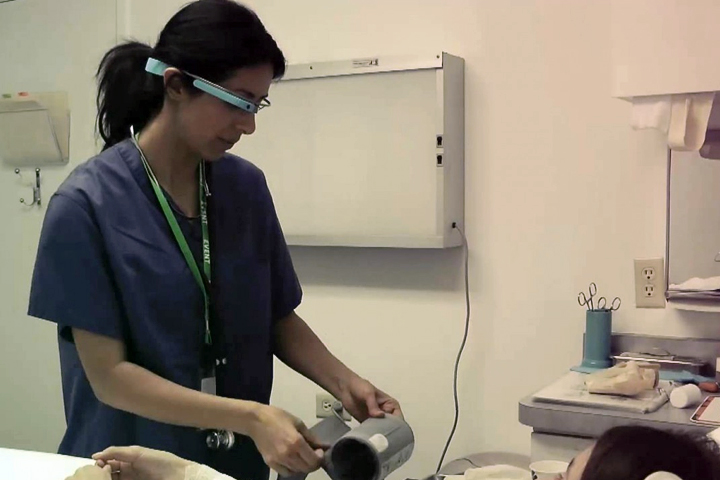 Google Glass уже используются в некоторых клиниках (фото: hitconsultant.net)