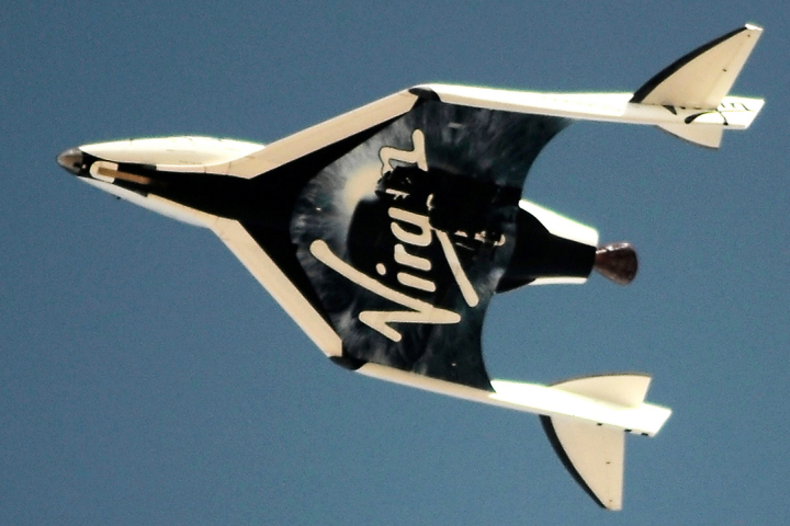 SpaceShipTwo в режиме планирования (фото: Gene Blevins/Reuters)
