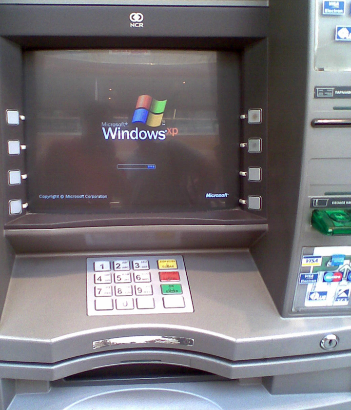 Банкомат под управлением Windows XP... и какого-то трояна (фото: wlearn.gr).