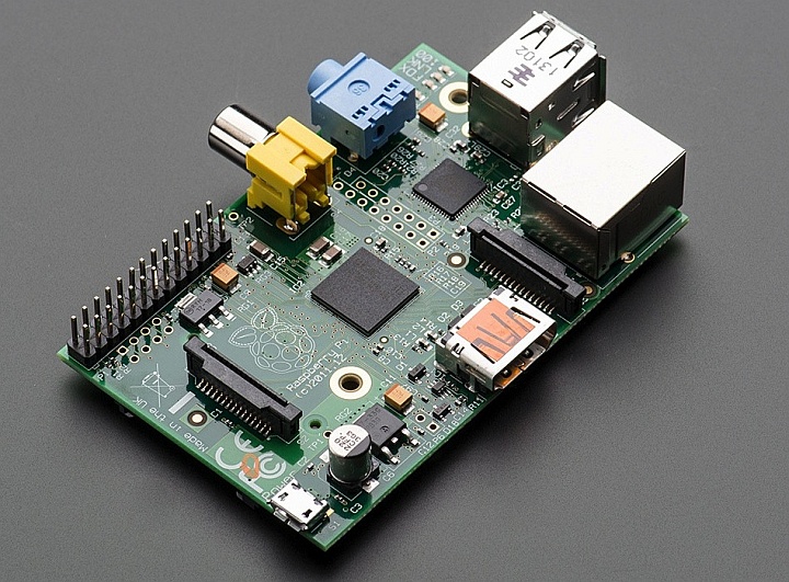 Raspberry Pi - вторая ревизия модели B (фото: pi-suppli.com)